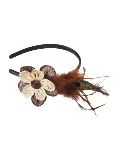 Bruine fascinator met sinamay bloem, veren en pauwenoog
