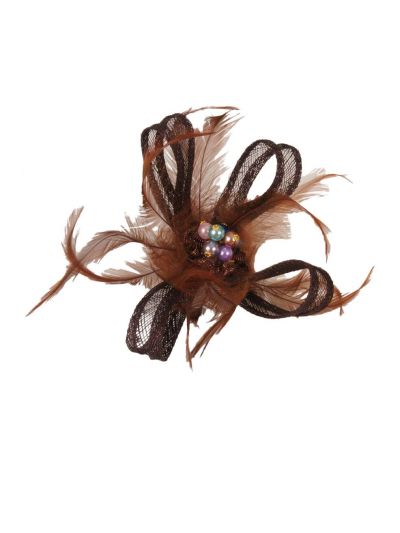 Bruine fascinator met sinamay strik, veertjes en toef van parels