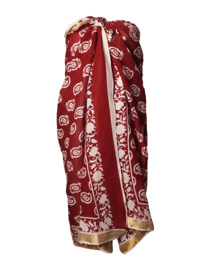 Donkerrode sarong met goudkleurige geweven band 