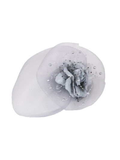 Grijze fascinator met grote bloem