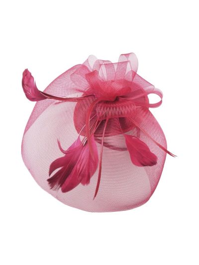 Donker rode fascinator van gaas en veren op diadeem