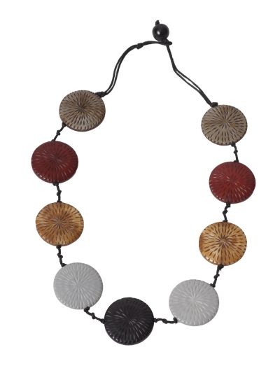 Lange ketting met houten ovalen kralen