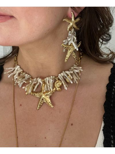 Ketting met bedels en koraal in beige