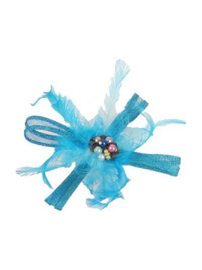 Turquoise fascinator met sinamay strik, veertjes en toef van parels
