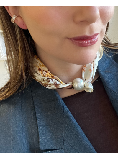 Ecru sjaaltje met bloemenprint en parel