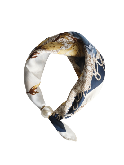 Sjaaltje met parel, ketting- en bloemenprint