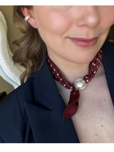 Polkadot sjaaltje met parel sluiting 