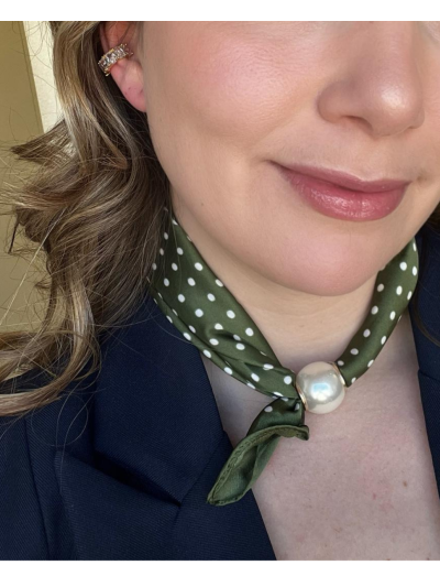 Polkadot sjaaltje met parel sluiting 