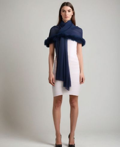 Donkerblauwe crêpe voile stola met maraboe veren rand