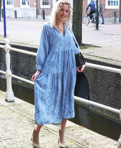 Lange broderie maxi jurk in jeansblauw