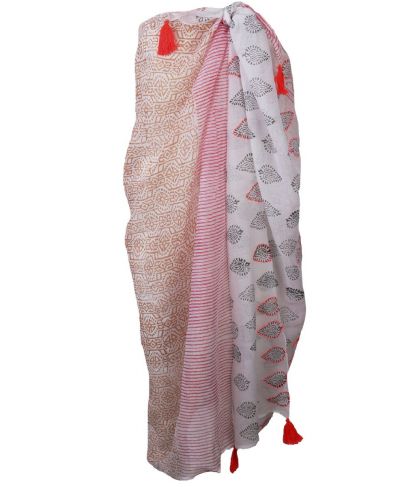 Witte sarong met ornament in goud en koraalroze