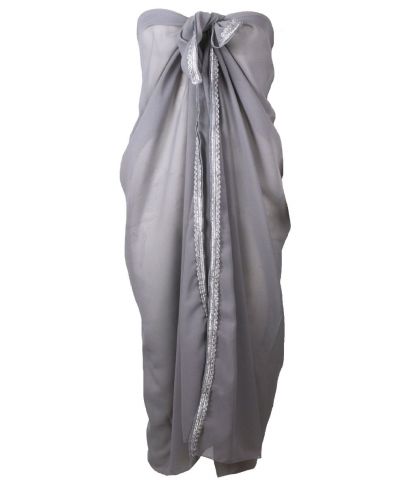 Lichtgrijze crêpe voile pareo met een zilver sierbandje