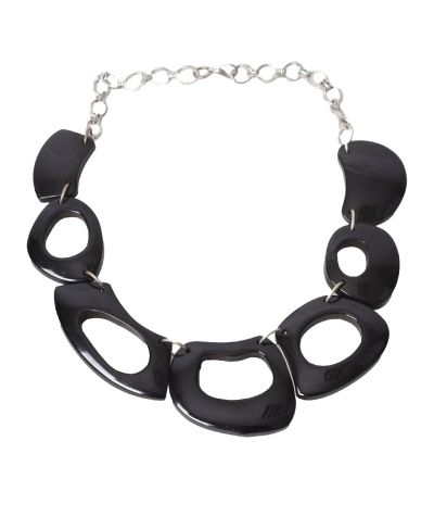 Ketting met organische vormen van zwart hout