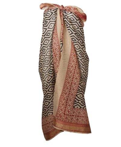 Zandkleurige sarong met ornament print in rood-zwart