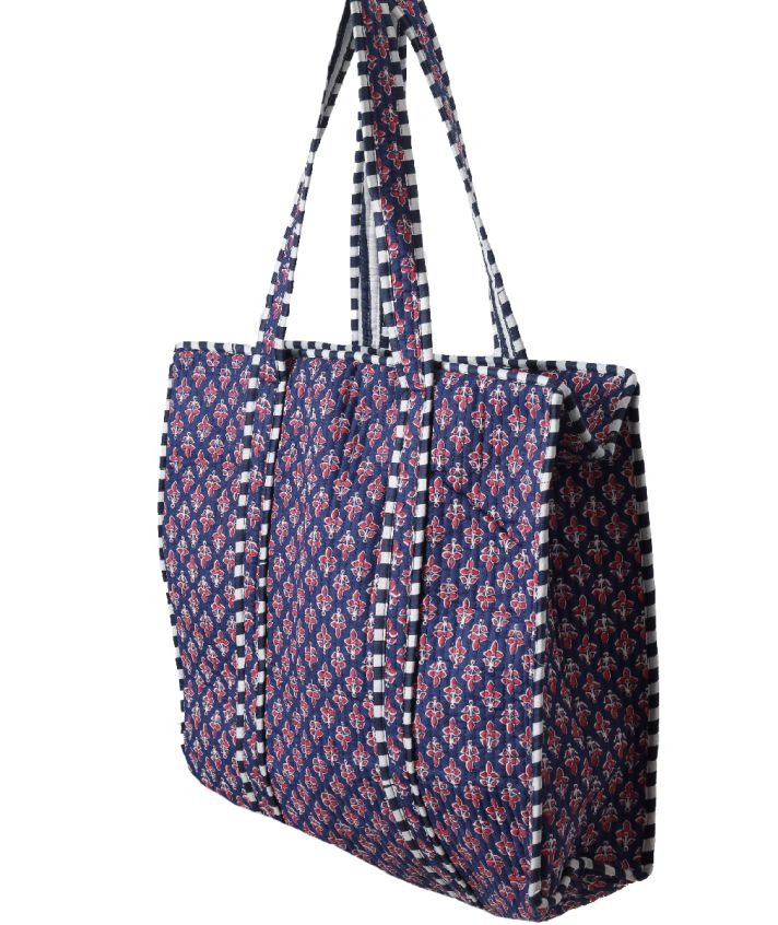 Donkerblauwe gewatteerde shopper met kleine bloemetjes 