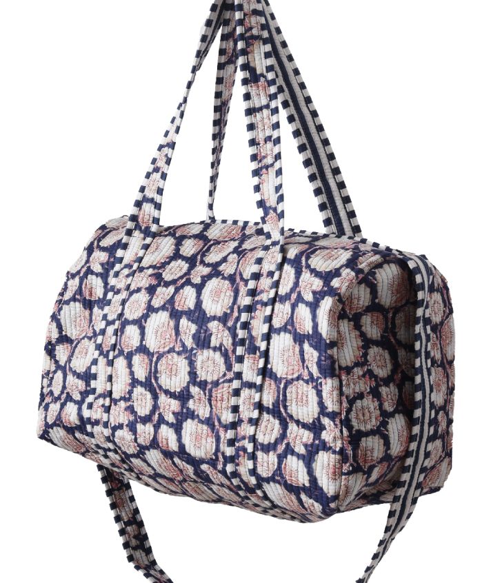 Gewatteerde weekend tas in donkerblauw met bloemenprint