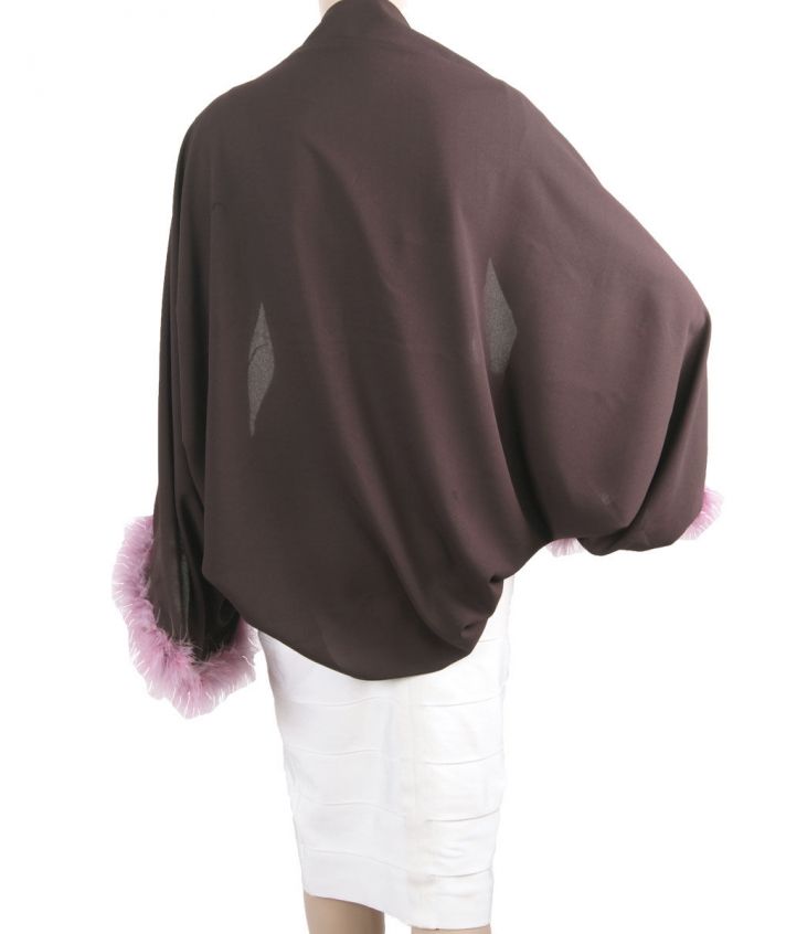Bolero stola van bruine crêpe voile met poederroze verenrand