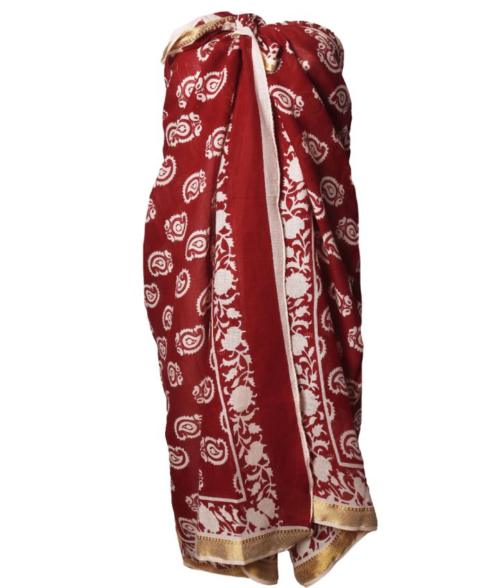 Donkerrode sarong met goudkleurige geweven band 