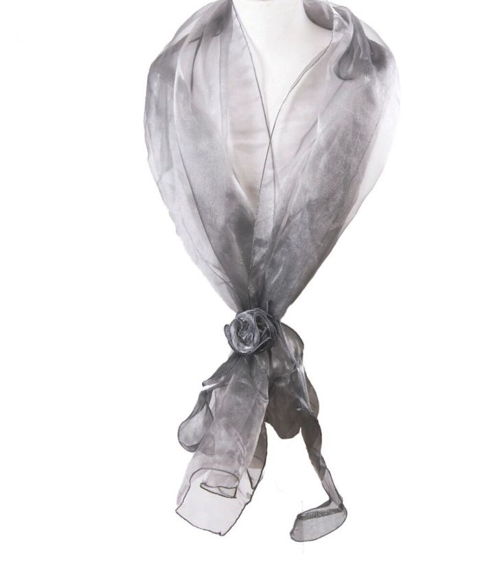 Grijze organza stola met corsage op strikband