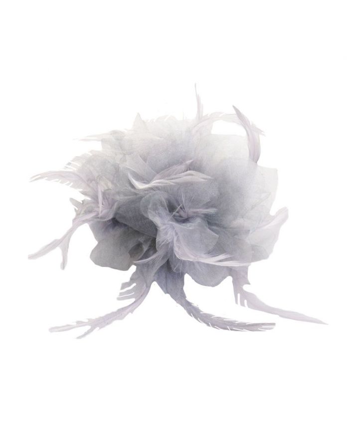 Grijze organza en veren haaraccessoire of corsage