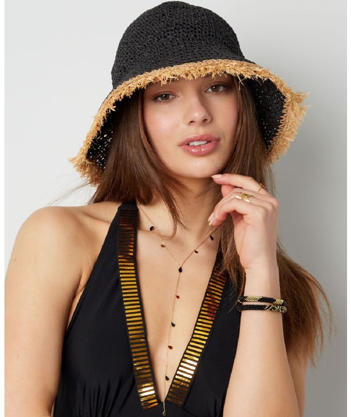 Zandkleurig strohoedje met elegante randafwerking
