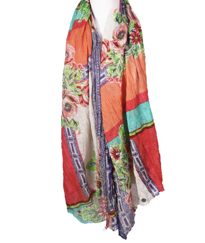 Zalmkleurige sjaal met bloemenprint