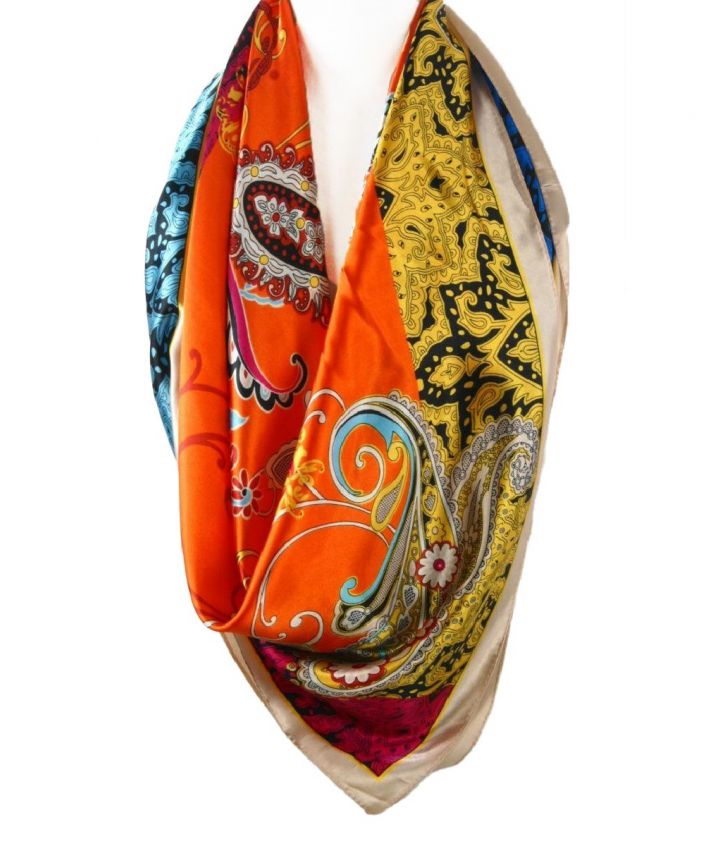 Oranje sjaal met meerkleurige vlakken en paisleyprint
