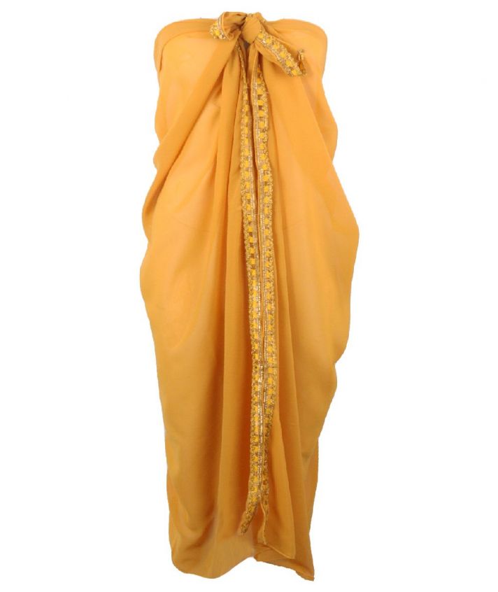 Okergele crêpe voile pareo met een sierbandje in de kleur goud.