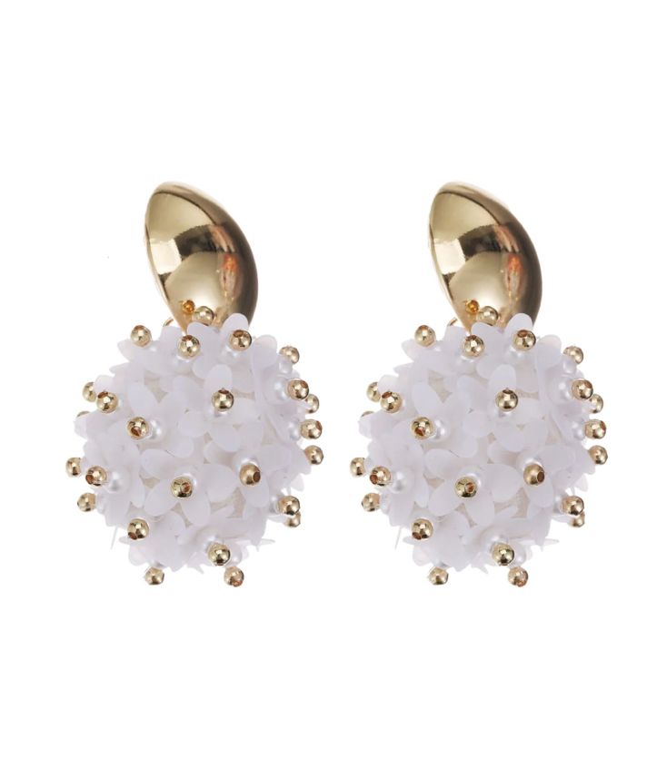 Oorbellen met bloemetjes in wit