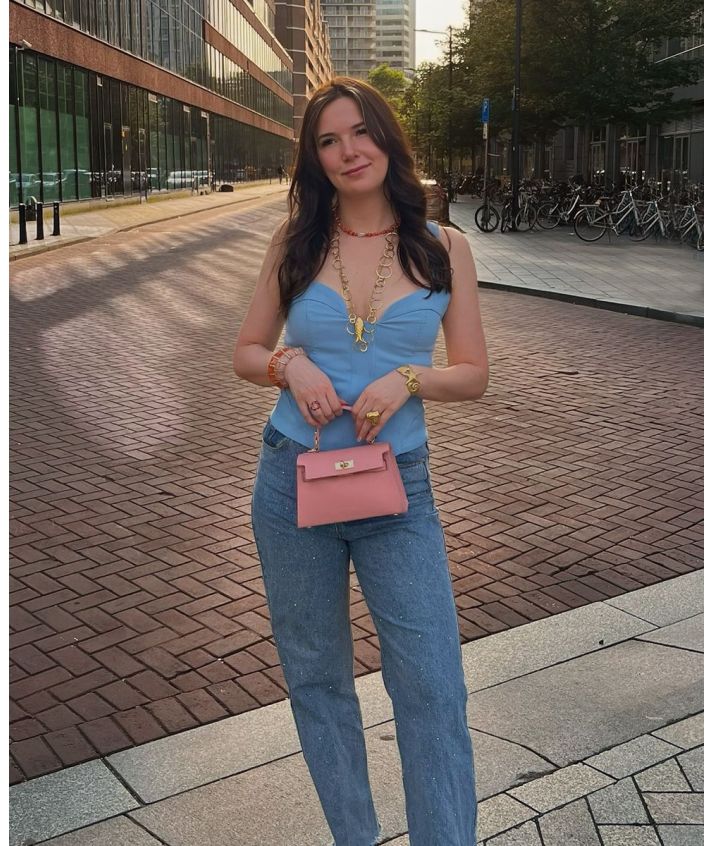 Kralenketting met koraalsteentjes in ivoor