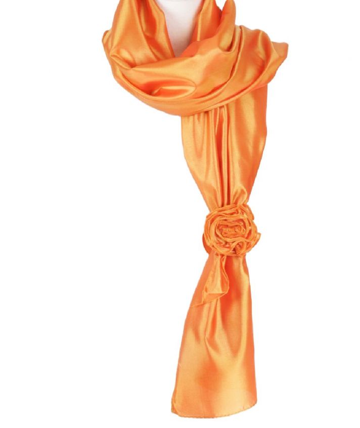 Oranje satijnen stola met weerschijn in goud