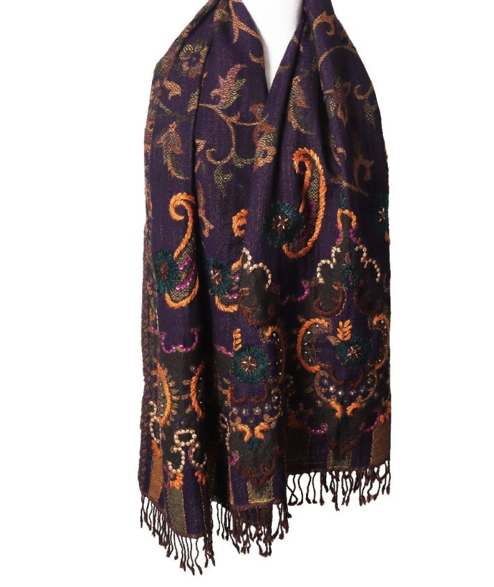 Paarse wollen sjaal met paisley en pailletten