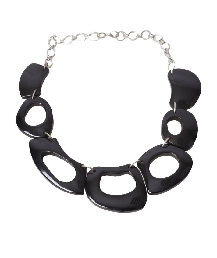 Ketting met organische vormen van zwart hout