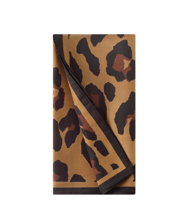 Vierkant satijn sjaaltje met luipaardprint – camel