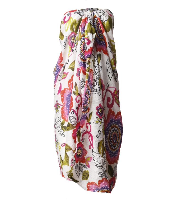 Witte sarong een vrolijke bloemenprint