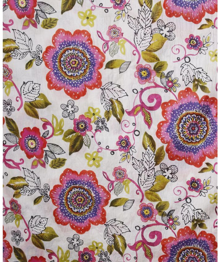 Witte sarong een vrolijke bloemenprint
