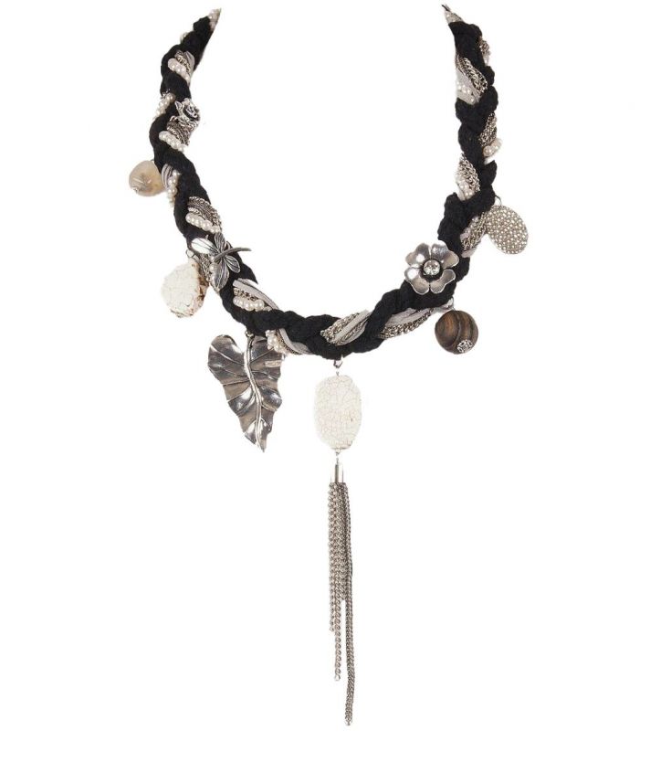 Zwarte ketting van koorden en kettinkjes met bedels, kralen en steentjes