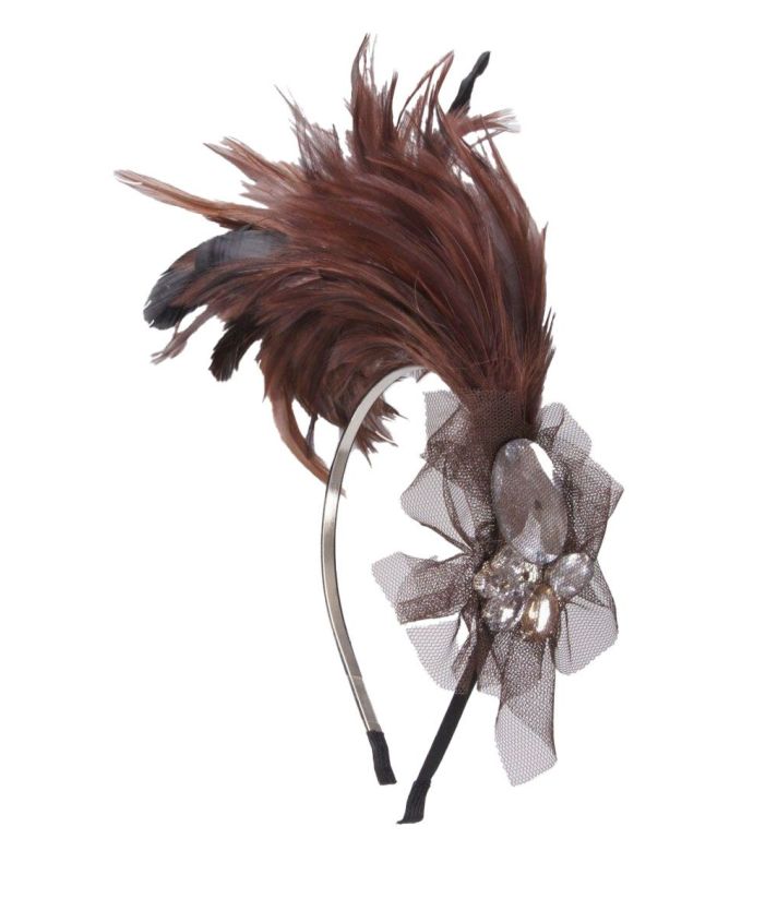 Bruine hanenveren haaraccessoire met strass en tule op haarband