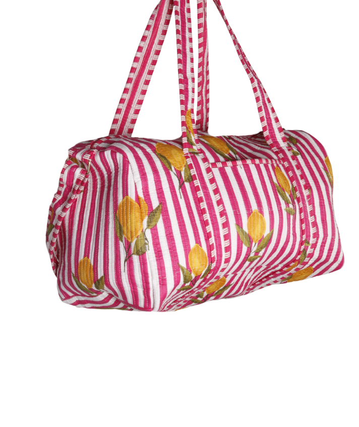 Gewatteerde weekendtas met citroenprint in fuchsia