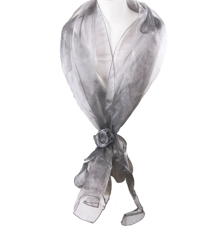 Grijze organza stola met corsage op strikband
