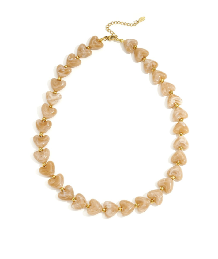 Hartjes kralenketting met marmer effect in beige