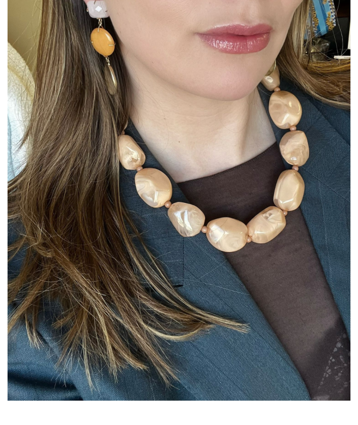 Grote statement kralenketting met marmereffect