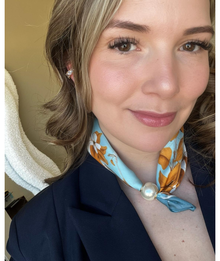 Sjaaltje met bloemen print en parel sluiting in turquoise