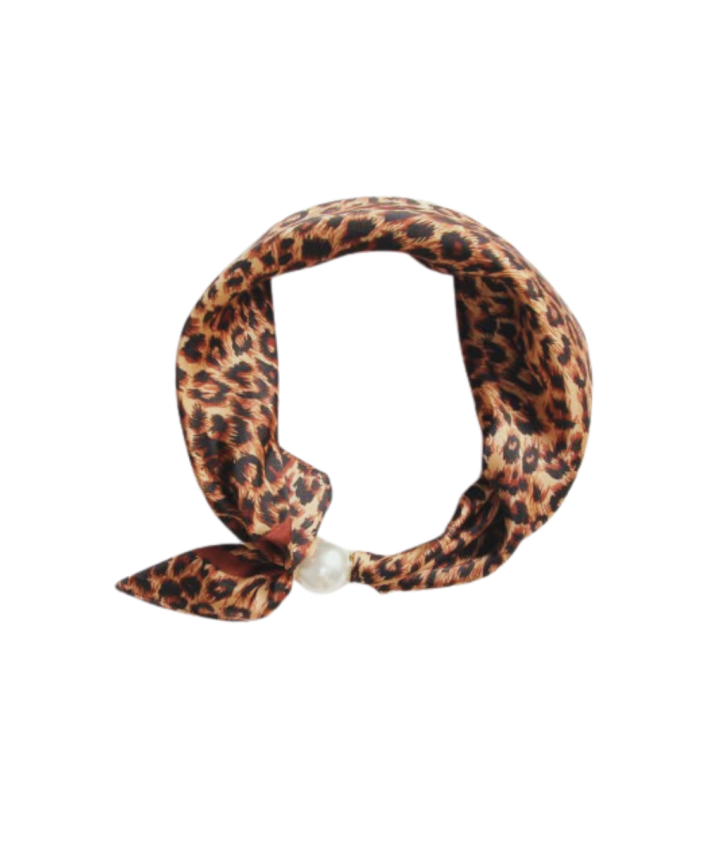 Satijn sjaaltje met parel met leopard