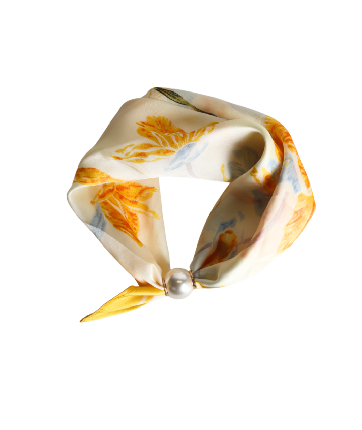 Sjaaltje met bloemen print en parel sluiting