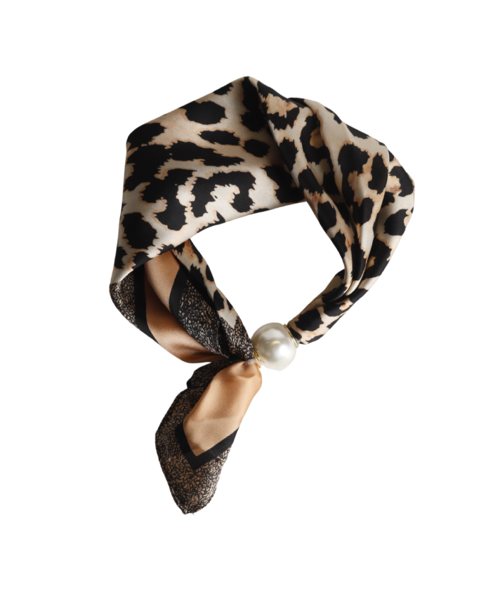 Leopard sjaaltje met parel sluiting in beige