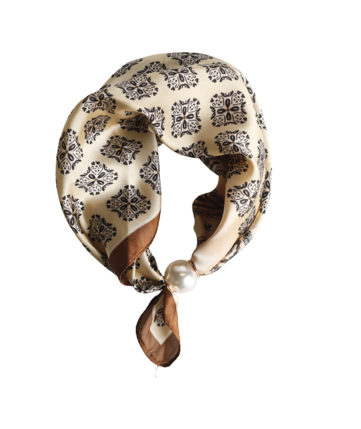 Beige sjaaltje met ornamentprint met parel