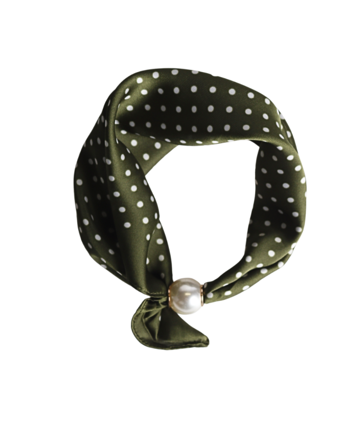 Polkadot sjaaltje met parel sluiting in groen