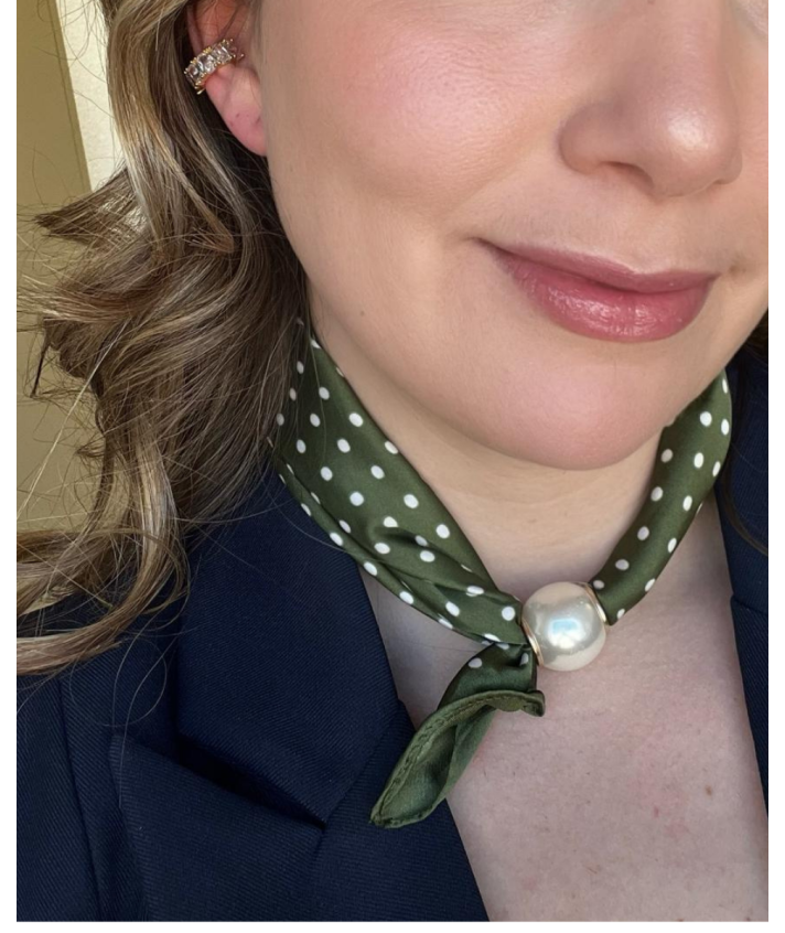 Polkadot sjaaltje met parel sluiting in groen