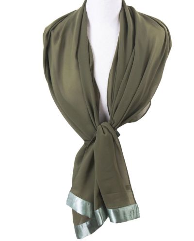 Legergroene crêpe voile stola met satijnen band 